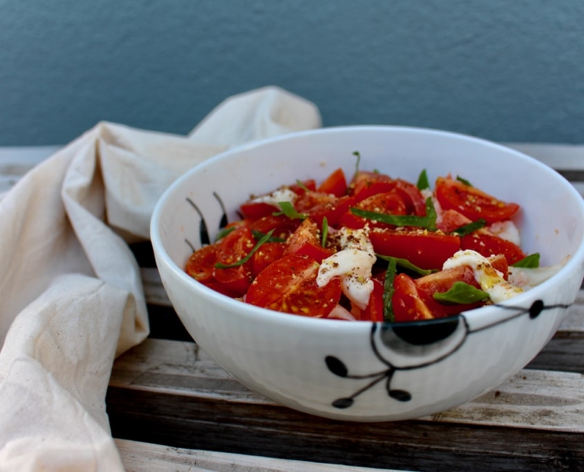 tomatsalat-med-mjoedmarineret-mozzarella